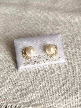 NEW! Pearl and Crystal Stud Earrings in Cream and Gold